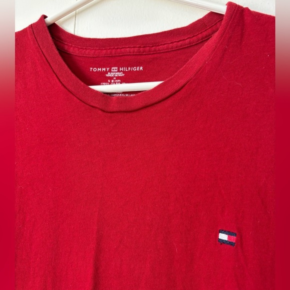 🎉4/30$🎉 Tommy Hilfiger Red Logo Tee – Oversized M ✨ - Picture 2 of 3